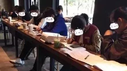 壯觀！星巴克最近都滿座，原來星爸爸被神秘組織占領了....