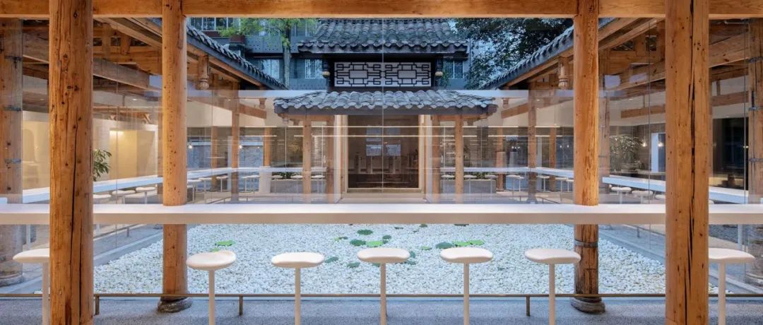 利用視覺為咖啡館打造了“庭院水池”～中國人的浪漫，愛了！