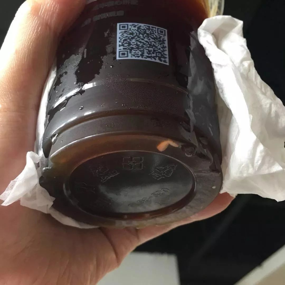 網(wǎng)友 @luckincoffee瑞幸咖啡，蛋糕有不明“毛”體，咖啡有塑料殘渣？