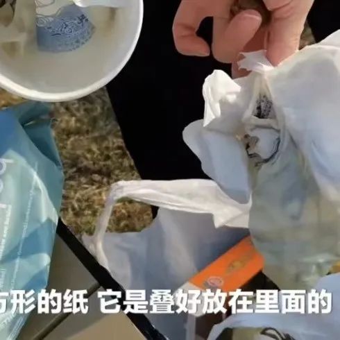 奶茶里喝出了整張紙巾？？網(wǎng)友：好歹也把紙巾泡透吧…