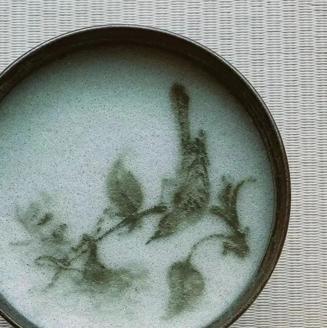 在茶湯上作畫，比咖啡拉花難多了？！