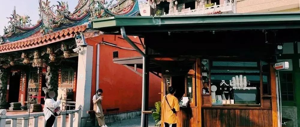 廟宇旁開外帶咖啡館，挺帶感！