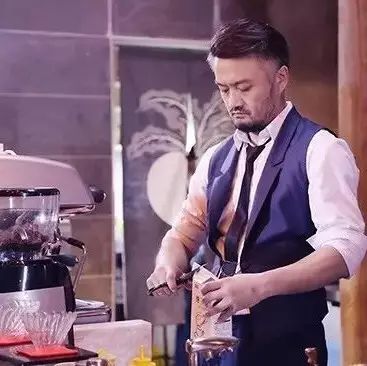 在人均年薪 萬的大企業(yè)里 當(dāng)一名咖啡店店長，需要具備什么條件？