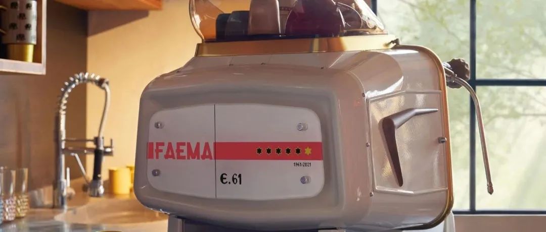 Faema E 為慶祝它 歲生日，推出了紀(jì)念版咖啡機背板、聯(lián)名自行車、咖啡杯……