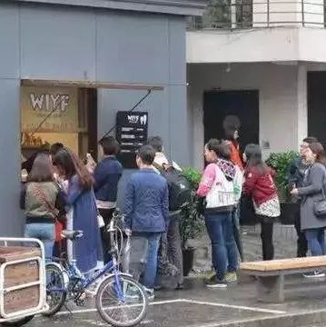 賺錢(qián)的咖啡館，這一天都耗在洗杯子上了，聊個(gè)屁的天