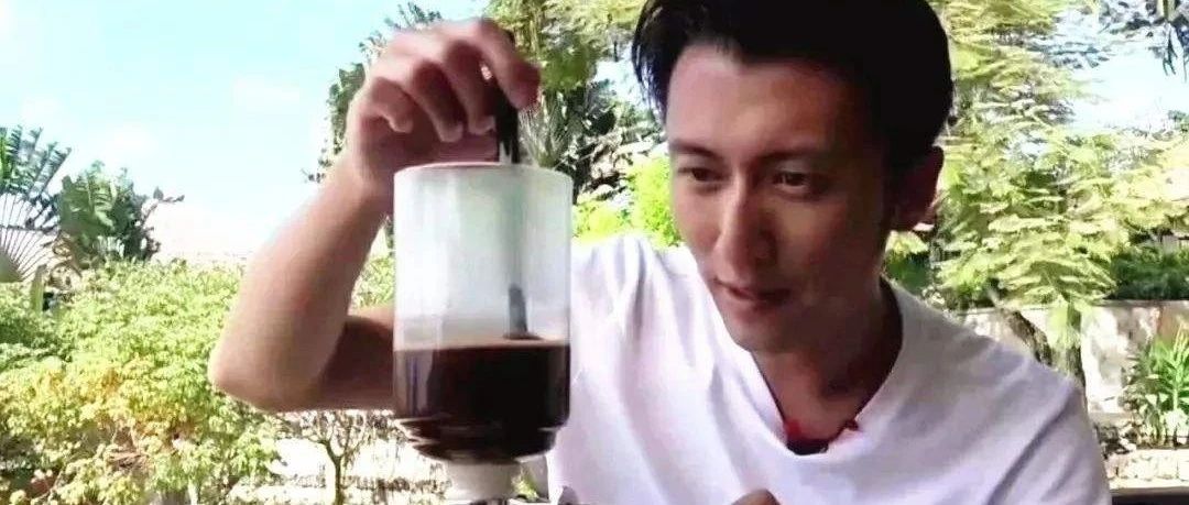 謝霆鋒：來杯咖啡，少糖，鮮奶！