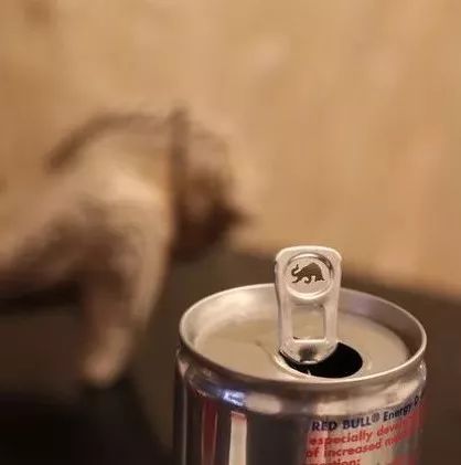 56歲男子6小時(shí)狂飲25罐能量飲品，稱咖啡因攝取過高