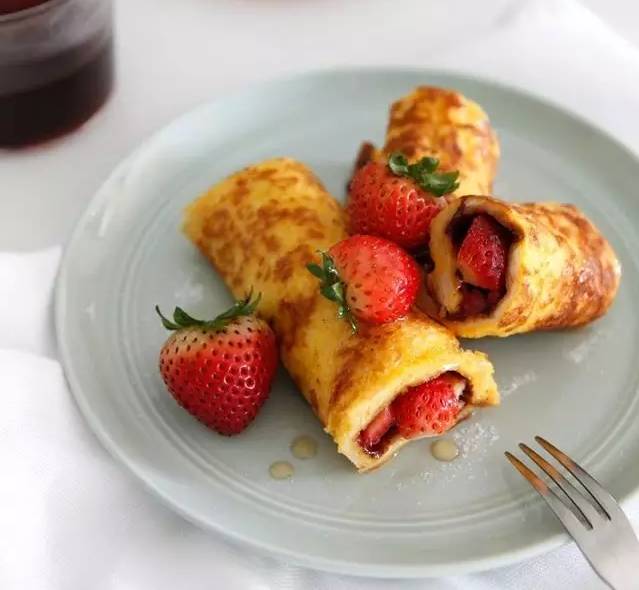 尋常早晨的幸褔時(shí)光 – 草莓巧克力法式吐司卷